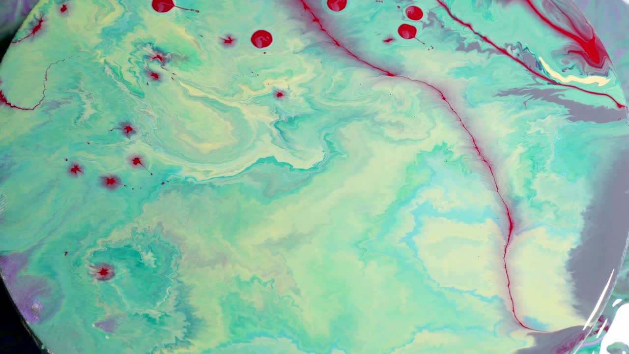 creando una pintura verde en un lienzo redondo