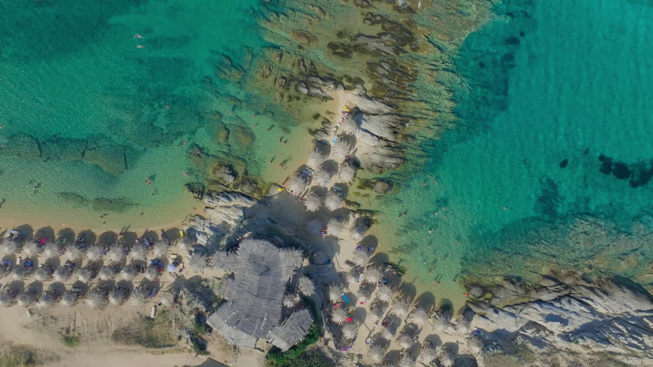 은 푸른 물 을 가진 아름다운 해변 의 공중 풍경