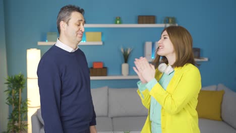 la niña está orgullosa de su padre y lo aplaude. el padre está honrado.