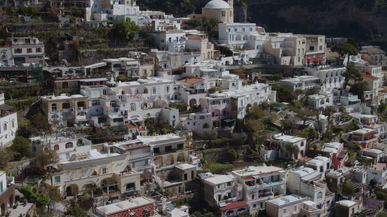 bonita ciudad histórica de positano, italia, con una vista panorámica, día soleado