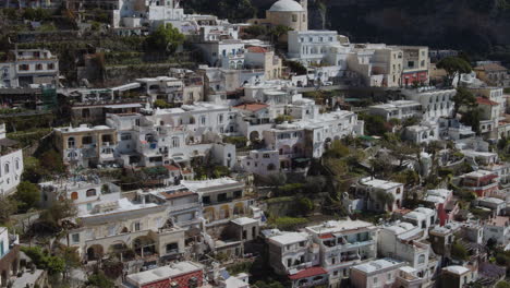 Niedliche-Historische-Stadt-Positano,-Italien,-Atemberaubender-Panoramablick,-Sonniger-Tag