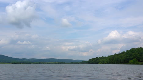 Ein-Wunderschöner-See-In-Der-Wildnis-Mit-Einem-Himmel-Voller-Geschwollener-Wolken