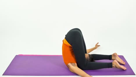 Frau-Im-Yogastudio-57