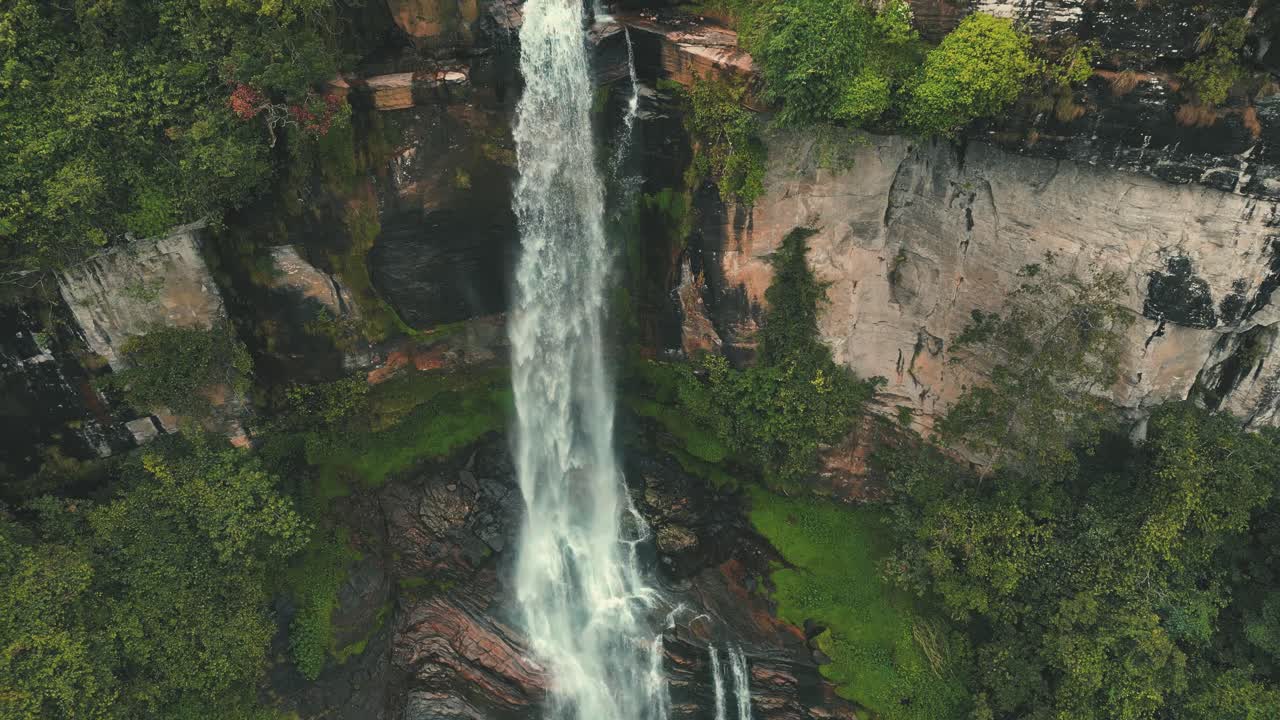 Hermosa y gran cascada en Sri Lanka