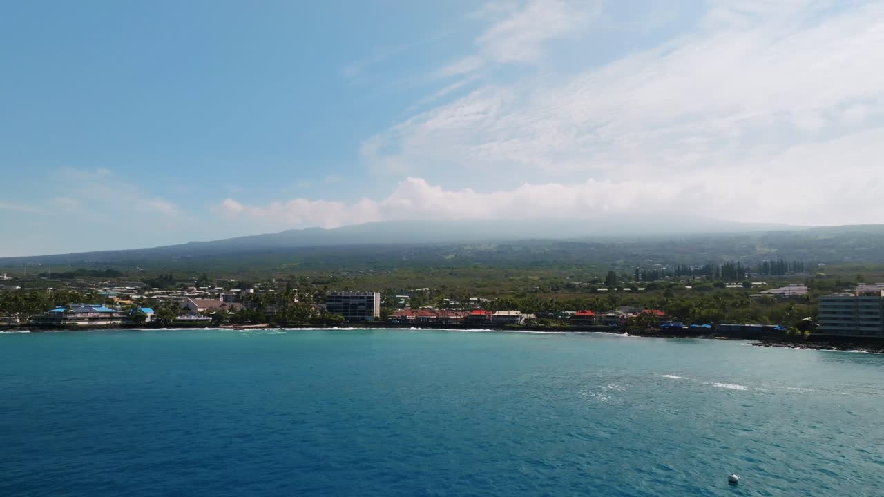 Litorale lungo Kailua Kona, Hawaii, USA - ripresa aerea con drone