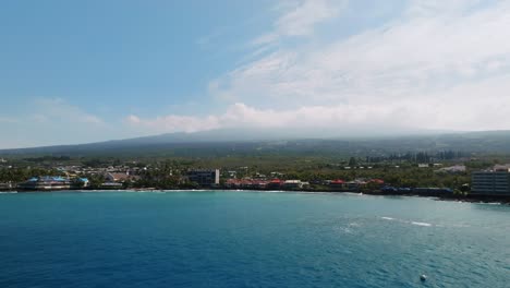 linia brzegowa wzdłuż kailua kona, hawaje, usa - zdjęcie z drona z lotu ptaka