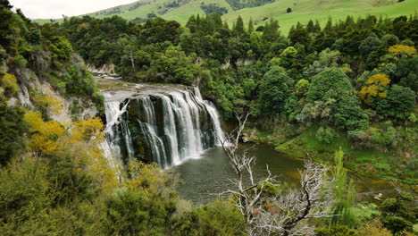 25-Metros-De-Altura,-Waihi-Falls-En-La-Reserva-Escénica-De-Waihi-Falls,-Nueva-Zelanda---Hermoso-Paisaje-Idílico-Durante-El-Día-Soleado