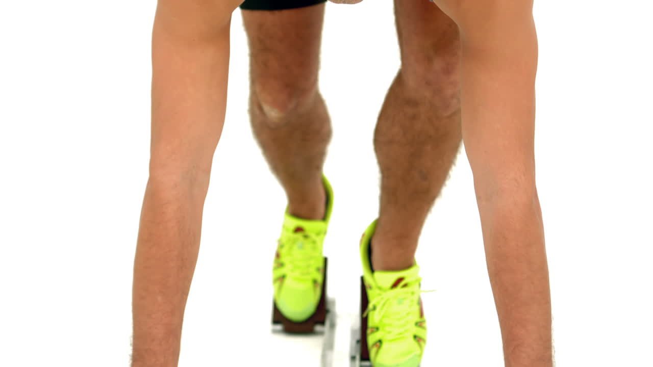 스프린트 준비 중인 남자