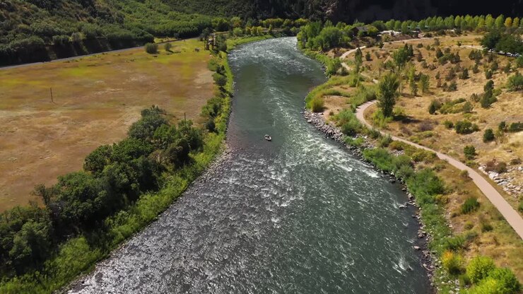 Montagne Rocciose del Colorado, Rafting fluviale, Ripresa aerea panoramica verso il basso 4K