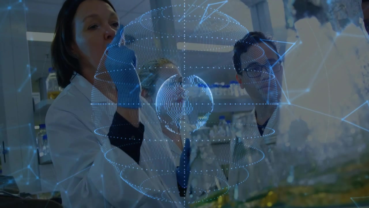 Cientista maduro levantando uma pipeta, demonstrando transferência em laboratório com um holograma giratório exibindo dados.