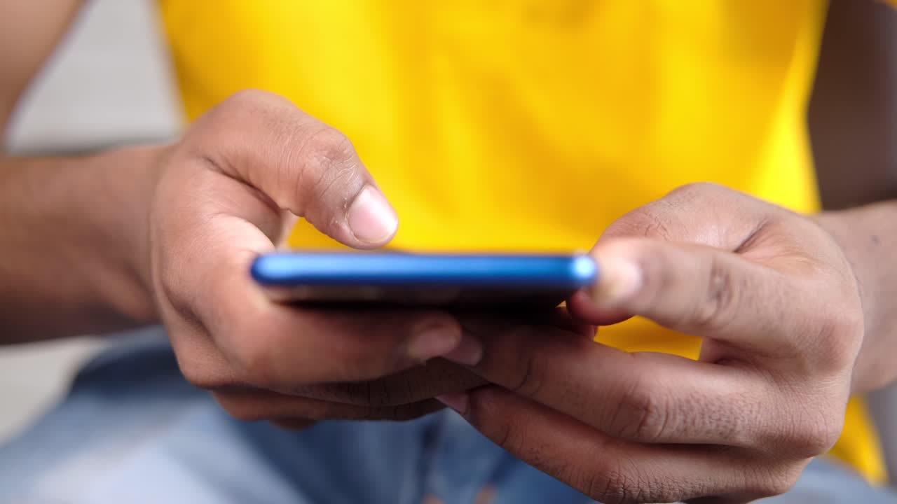 persona que utiliza un teléfono inteligente