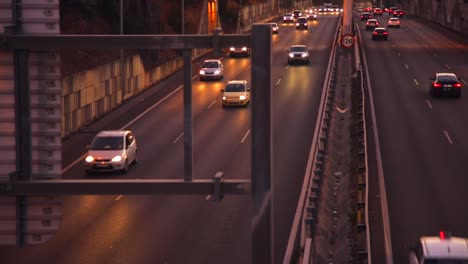 Autos,-Die-In-Der-Abenddämmerung-Kurz-Nach-Sonnenuntergang-Auf-Der-Autobahn-Fahren,-Statische-Aufnahme-Von-Menschen,-Die-Zur-Und-Von-Der-Arbeit-Fahren