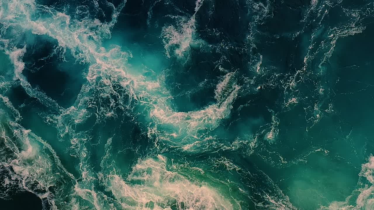 Le onde dell'acqua del fiume e del mare si incontrano durante l'alta e la bassa marea.
