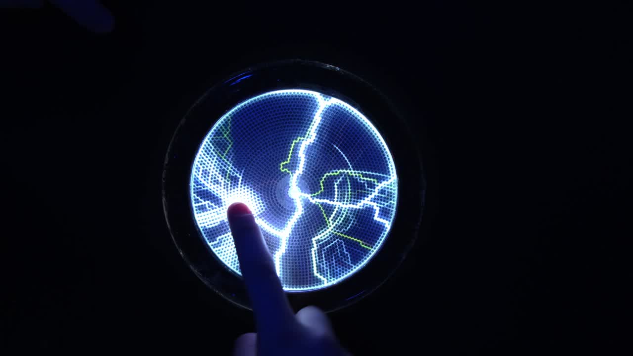 추상 과학 배경 및 객체, 전기 조명. 손으로 만지는 플라즈마 패널 디스플레이. 번개 파란색