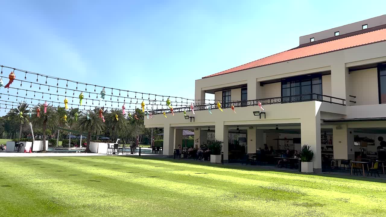 축제 장식으로 된 야외 식당