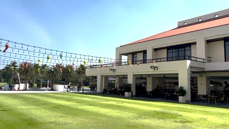 área de comedor al aire libre con decoraciones festivas
