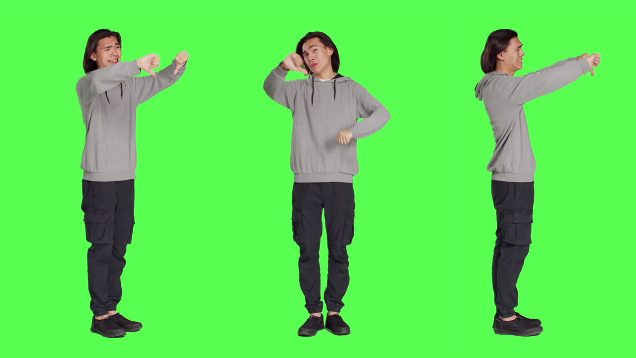 아시아 모델이 엄지손가락을 내려놓습니다.