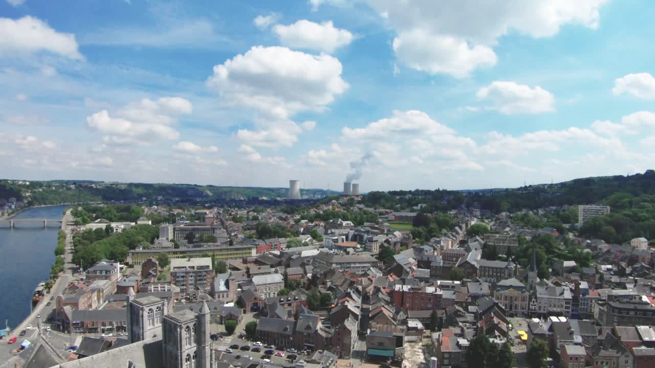 Udsigt over Huy med atomkraftværket Tihange, Huy, Belgien, Ardennerne, Europa, 4K, 50fps