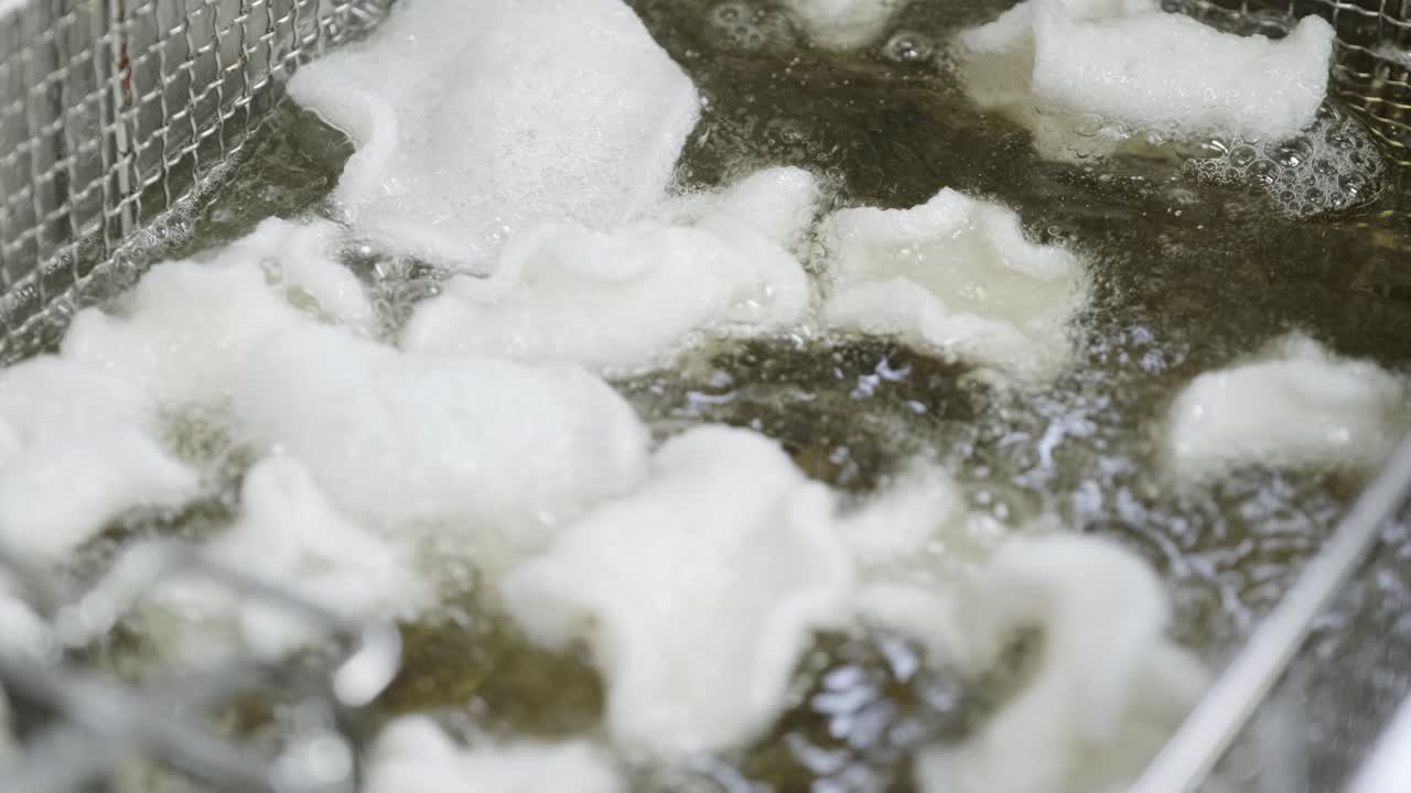 жареные рисовые чипсы.