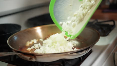 vierta las cebollas picadas en una sartén caliente para saltear con aceite o mantequilla - cámara lenta