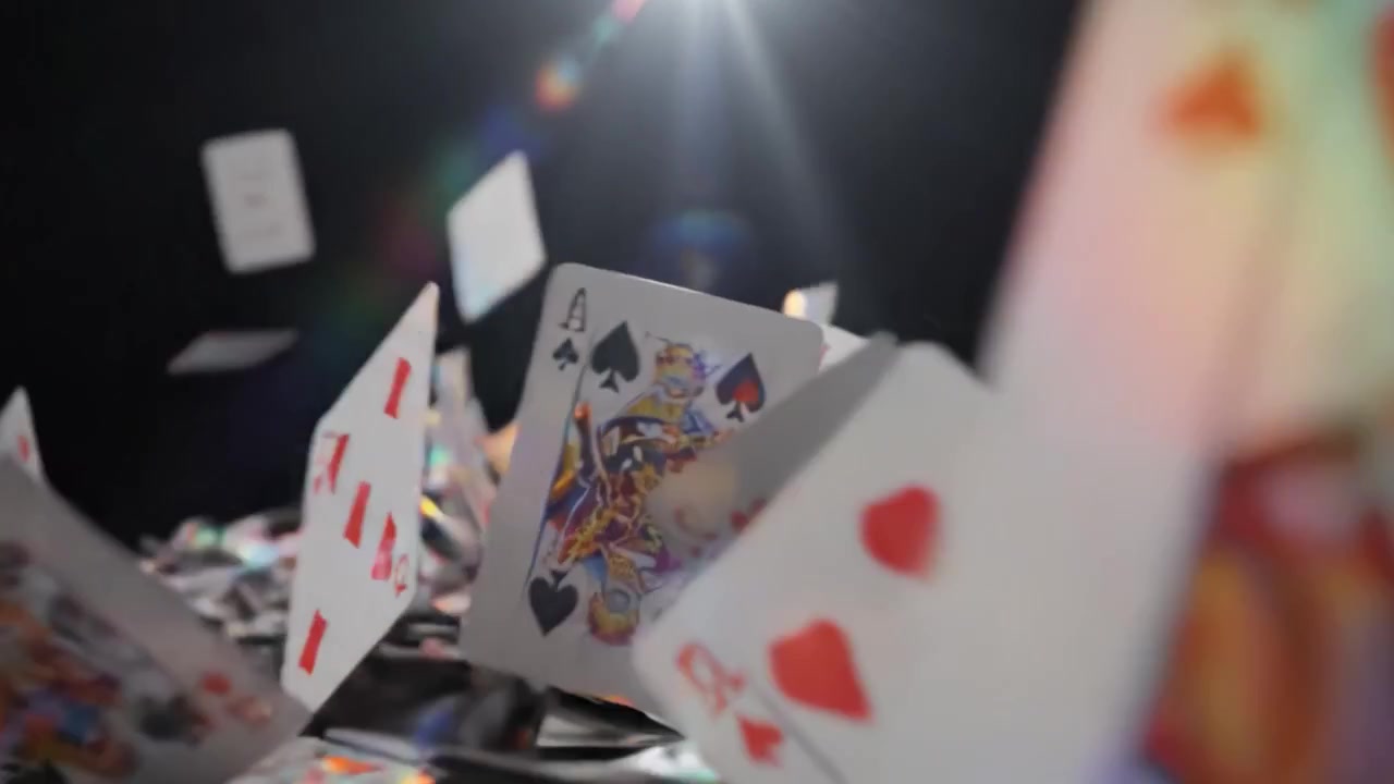 Una scena drammatica di carte da gioco in caduta, catturata con dettagli mozzafiato su uno sfondo scuro, che evidenzia profondità e movimento nella composizione.