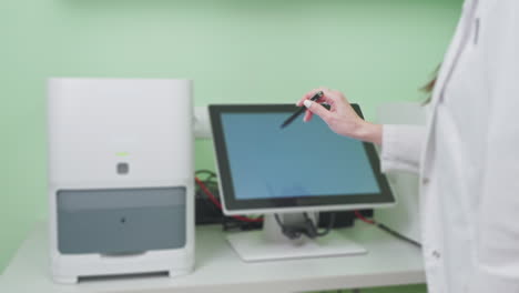 técnico de laboratorio médico que analiza datos