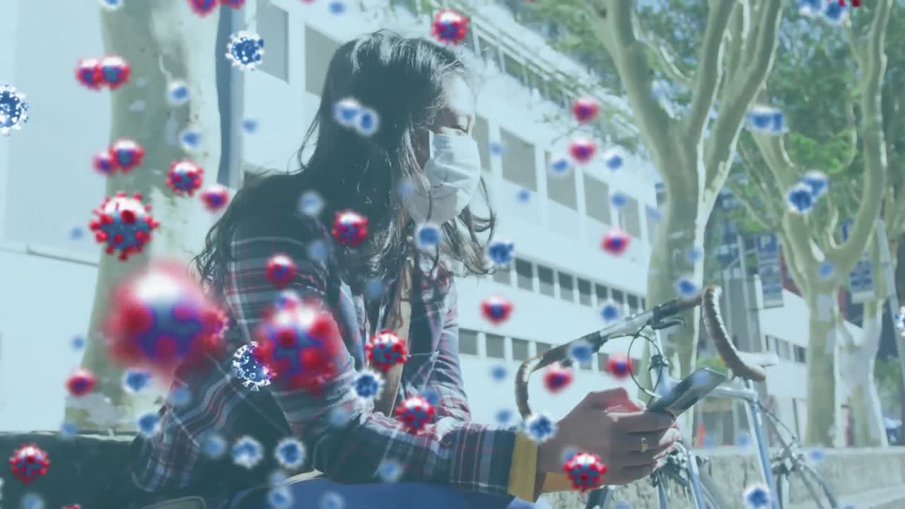 코로나 19 바이러스 세포의 애니메이션 스마트폰을 사용하여 얼굴 마스크를 착용하는 여성
