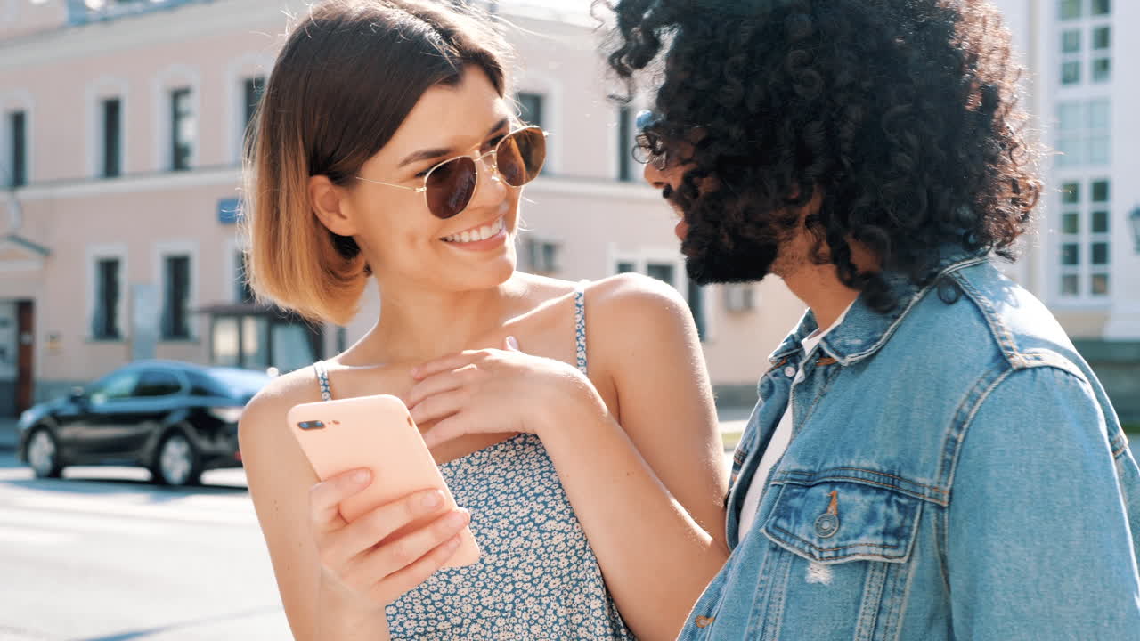 pareja mirando el teléfono en la ciudad