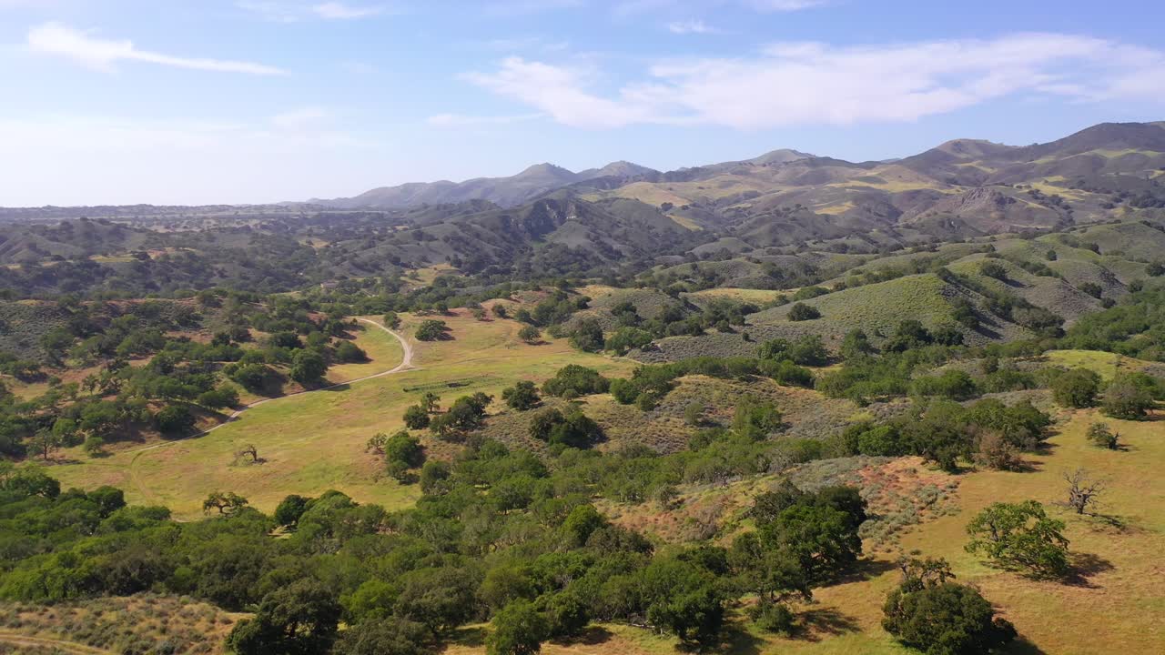 Splendida ripresa aerea su terreni di ranch nella Contea di Santa Barbara, California Centrale