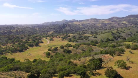 Hermosa-Antena-Sobre-Tierras-Del-Rancho-En-El-Condado-De-Santa-Bárbara,-California-Central