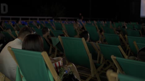 Modernes-Open-Air-Kino-Mit-Bequemen-Sitzplätzen-Im-öffentlichen-Park-Oder-Am-Strand