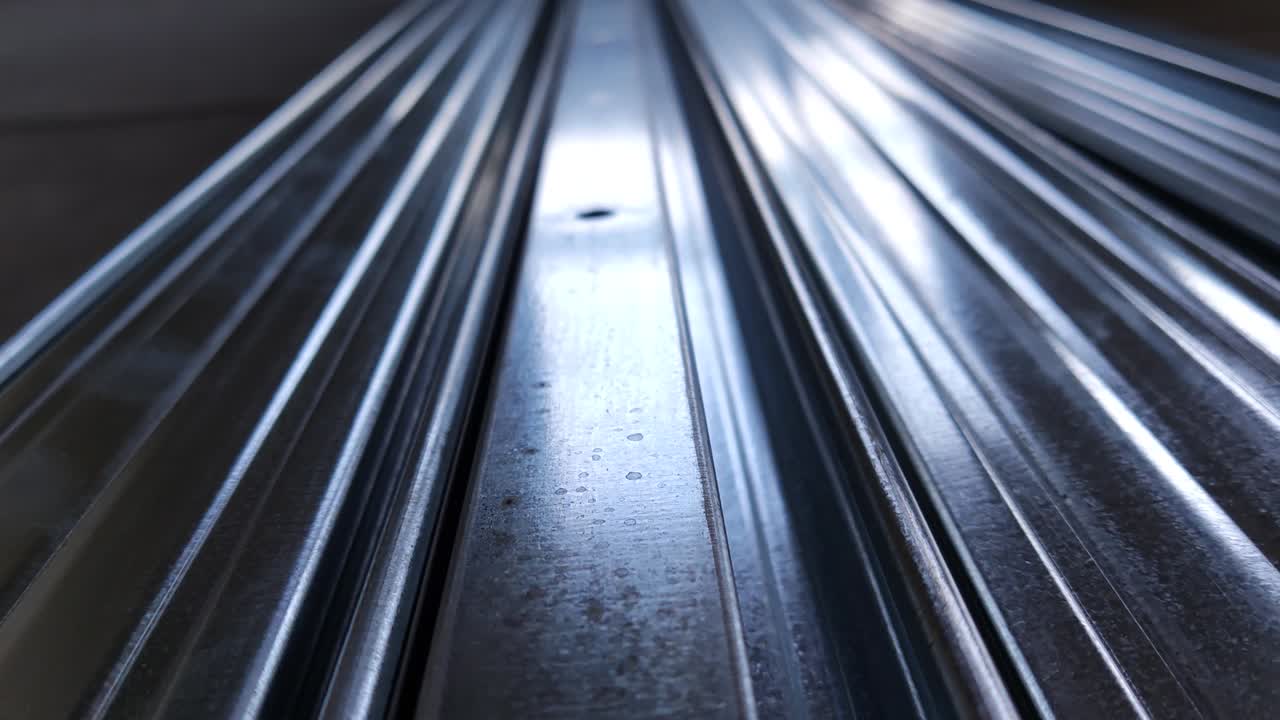 금속 프로파일: 창고에 있는 스테인리스 스 파이프의 어리, 굴착 된 금속 제품, 경제 금속 목록 가격 지수, 금융 위기, 벽 건물 부품