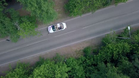 Vertikale-Runde-Bewegung-über-Hochzeitspaar-Im-Cabrio