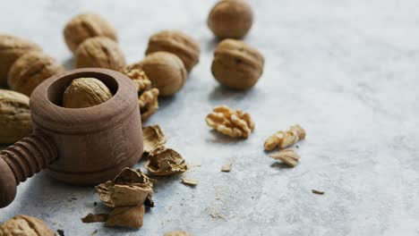 nueces con cáscara y galleta