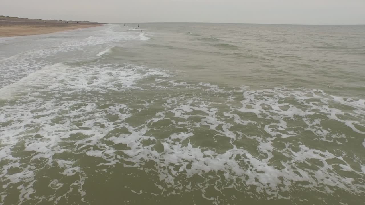 항공: 네덜란드 돔부르크와 웨스트카펠 사이의 모래 해변에서 흐린 날