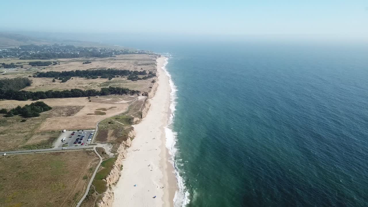 acantilados costeros aéreos de la bahía de la media luna cerca del área de la bahía de san francisco, california, ee.uu.