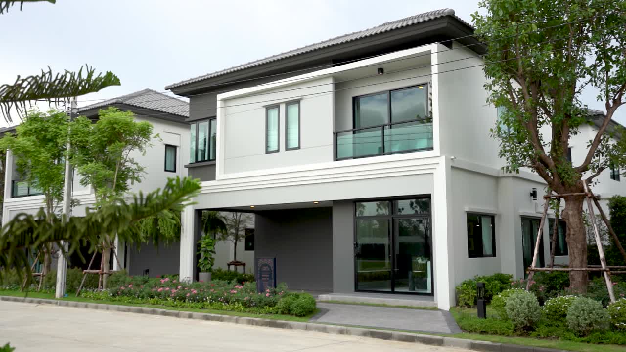 diseño exterior de casa contemporánea moderna blanca y gris