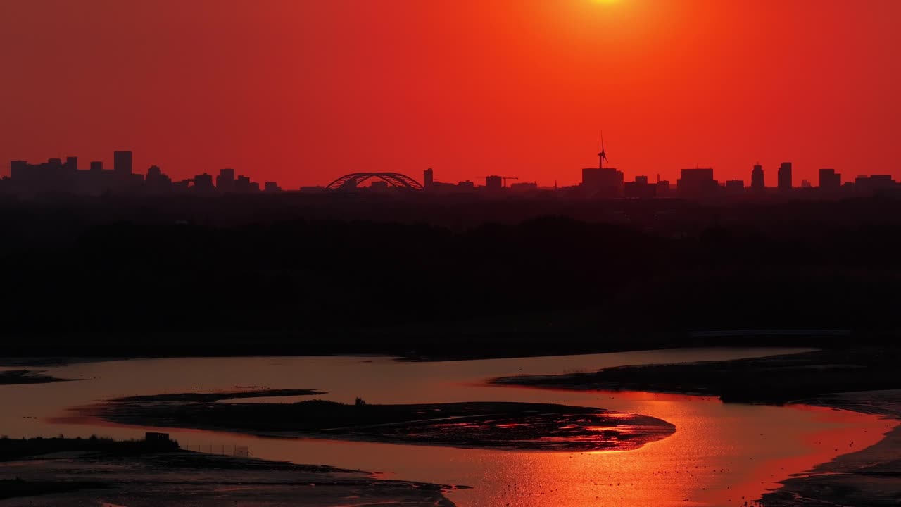 해가 지는 로테르담 시의 실루 ⁇  스카이라인, 노르드 강의 전망