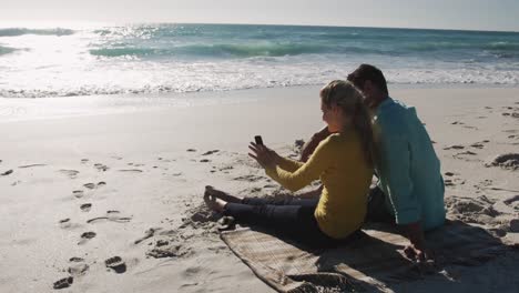 Verliebtes-Paar-Genießt-Gemeinsam-Die-Freizeit-Am-Strand