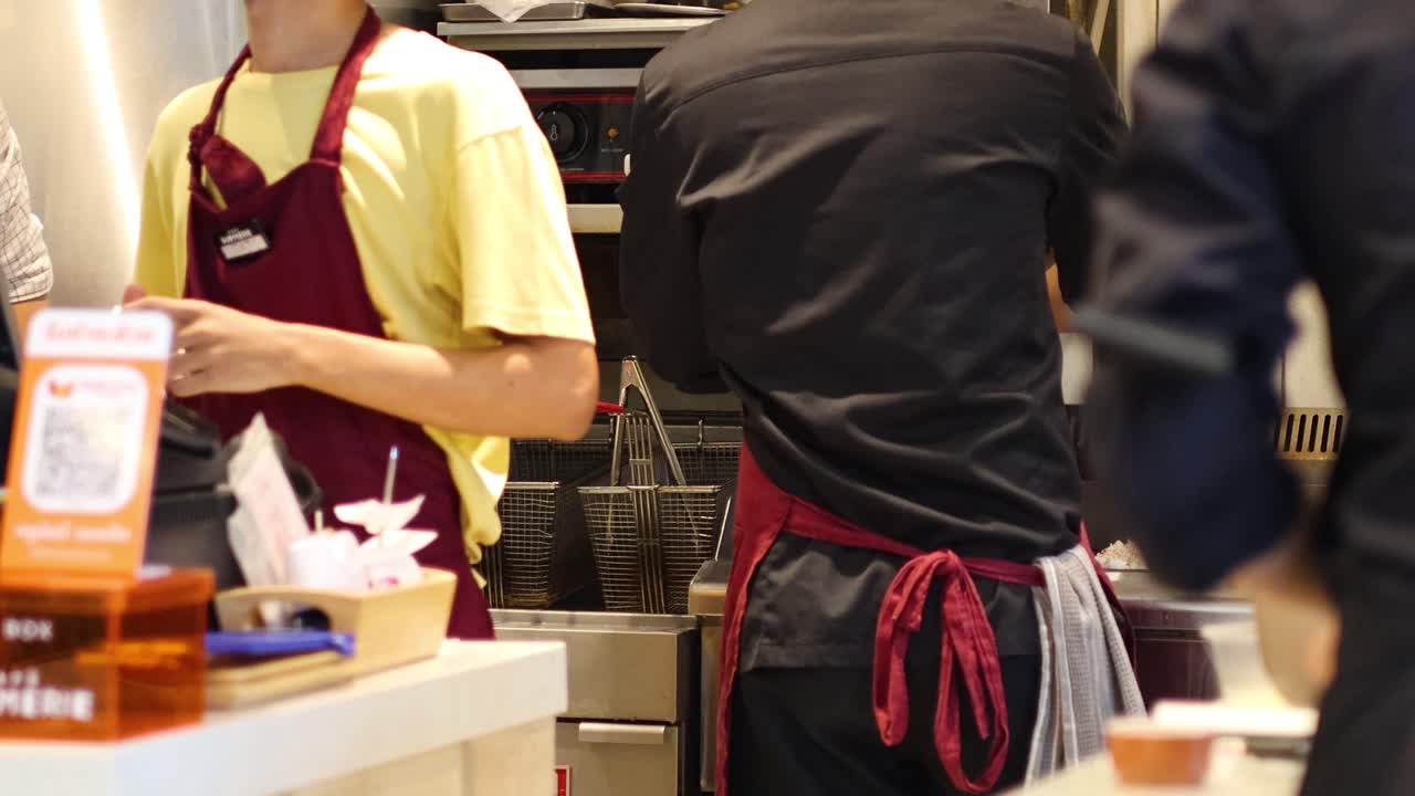 들이 비는 부에서 음식을 준비하는 요리사 들