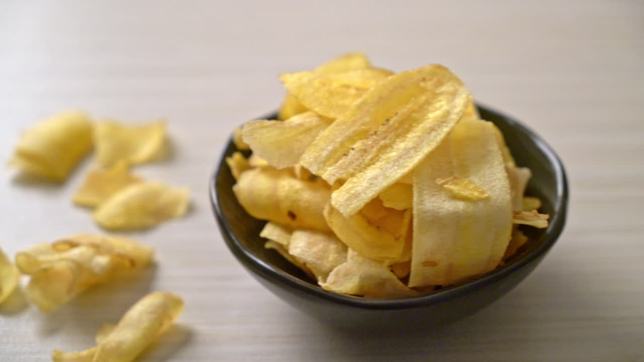 Chips di banana croccante - banana affettata fritta o al forno