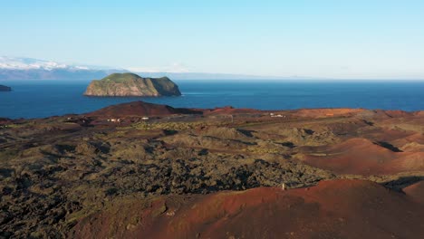 Vista-Aérea-Panorámica-Sobre-El-Archipiélago-De-Las-Islas-Westman-En-El-Sur-De-Islandia