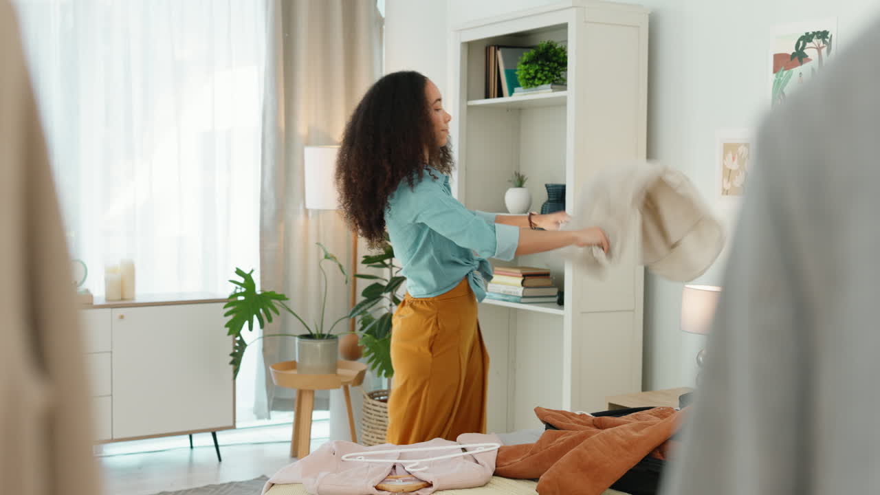 viajes, equipaje y mujer negra empacando ropa