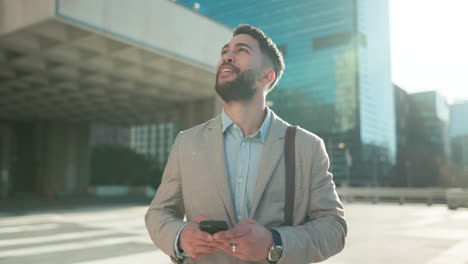 caminando, teléfono o feliz hombre de negocios en la ciudad