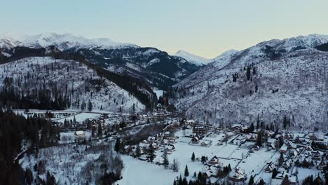 Kalter-Winter-Polnische-Gefrorene-Landschaftsberge---Drohnen-Luftaufnahme