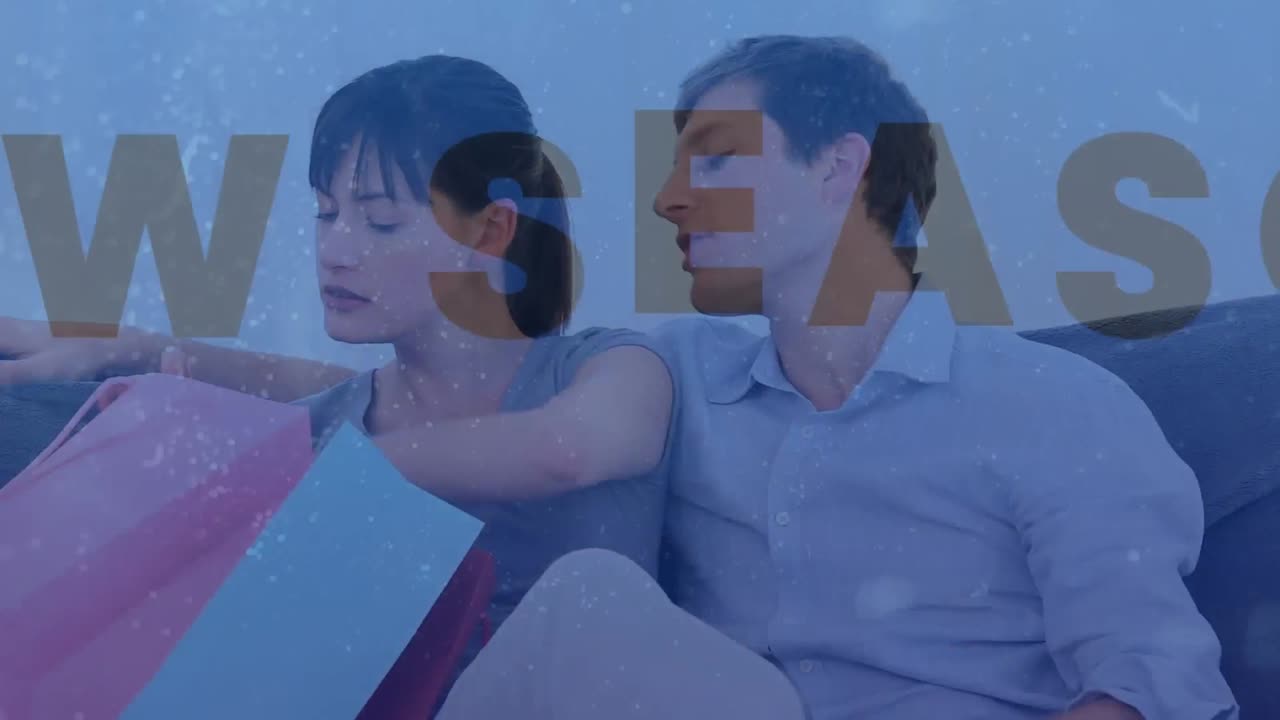 파란색 배경에서 잘라낸 새로운 시즌 텍스트의 애니메이션, 가방에서 쇼핑을 보는 커플