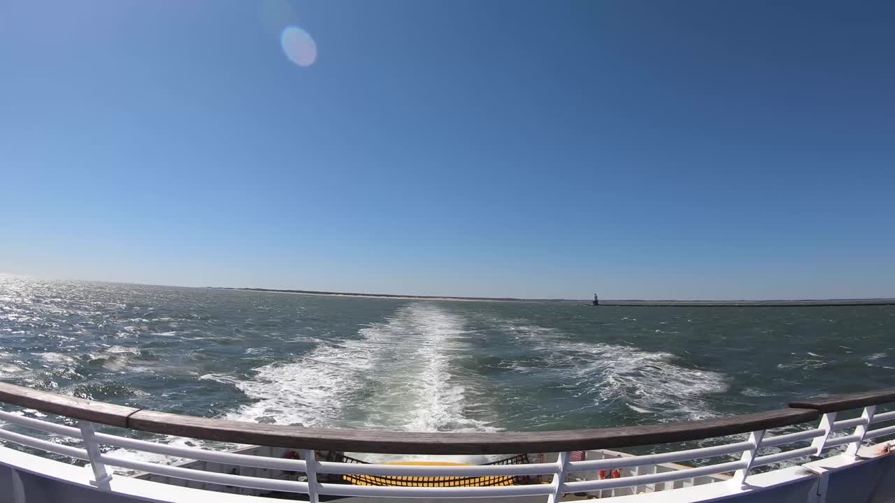 맑고 화창한 날에 항해를 시작하여 점점 작아지는 땅을 바라보는 것보다 더 좋은 것은 없습니다.