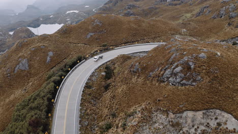 Straße-Durch-Den-Nationalpark-El-Cajas-In-Den-Ecuadorianischen-Anden,-4000-M-Von-Cuenca-Nach-Guayaquil