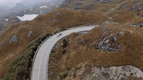 carretera que cruza el parque nacional las cajas en los andes ecuatorianos 4000 mts de cuenca a guayaquil