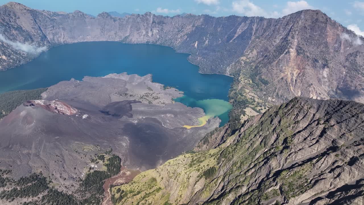 마운트 바투르 화산 과 크레이터 호수 의 공중 사진